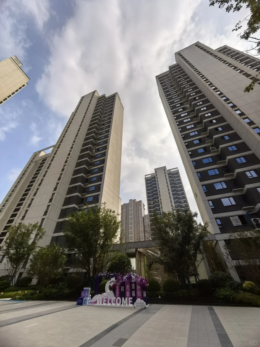 曲江边地铁口现房大平层