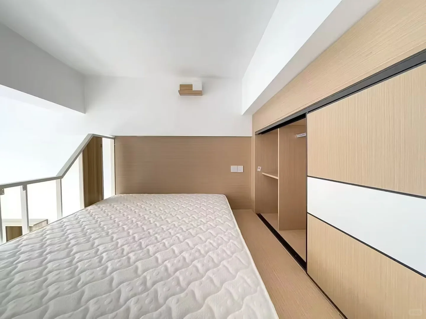 莲花路口 地铁口 loft 拎包入住 电梯房