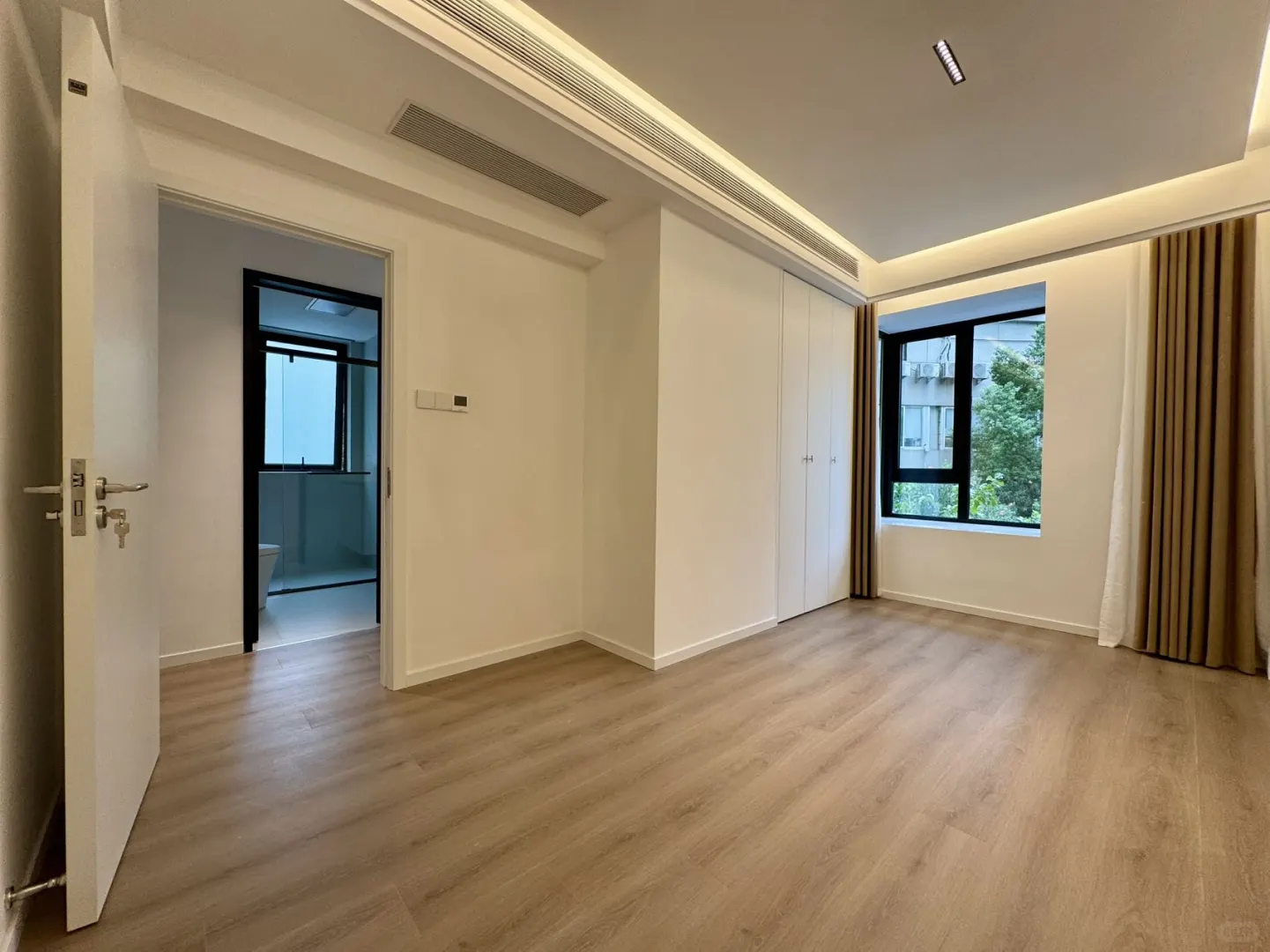 南京西路商圈高端住宅，边套南北通景观3房
