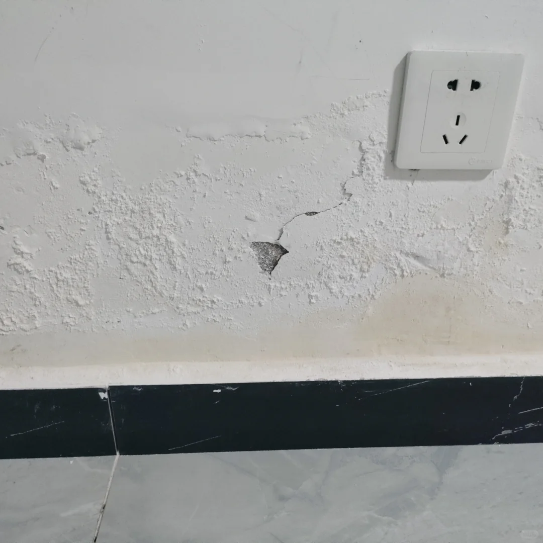 住了一年墙这样是租户的问题吗