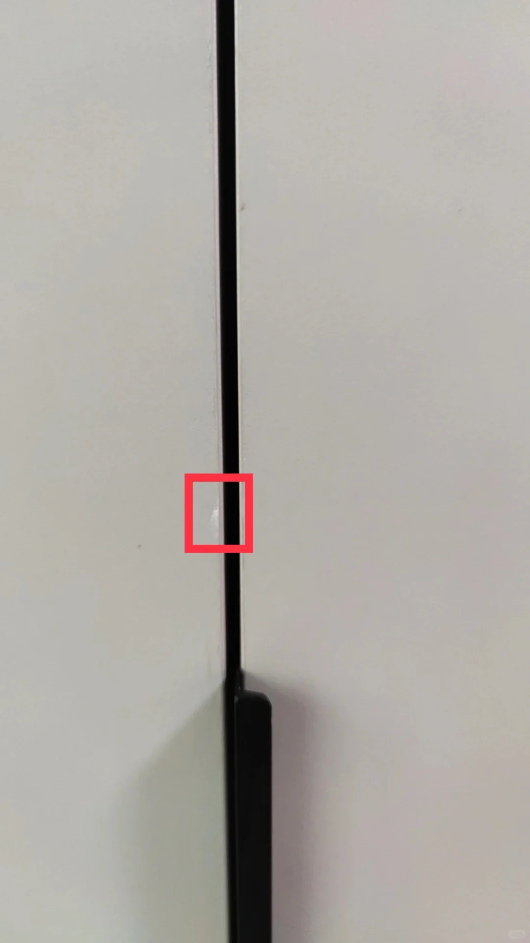 新装的柜子边角这些瑕疵正常吗？