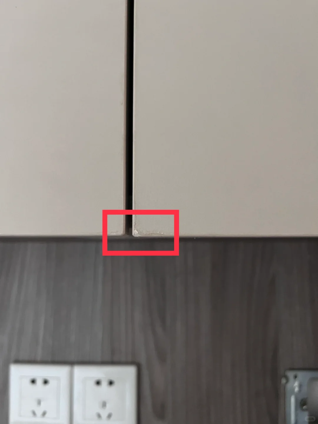 新装的柜子边角这些瑕疵正常吗？