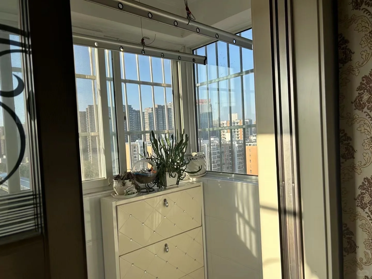 两室一厅自住房直租，拎包入住。