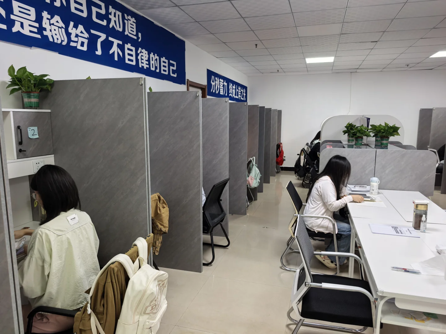 邯郸学院夜生活赶超国际庄步行5分钟到达