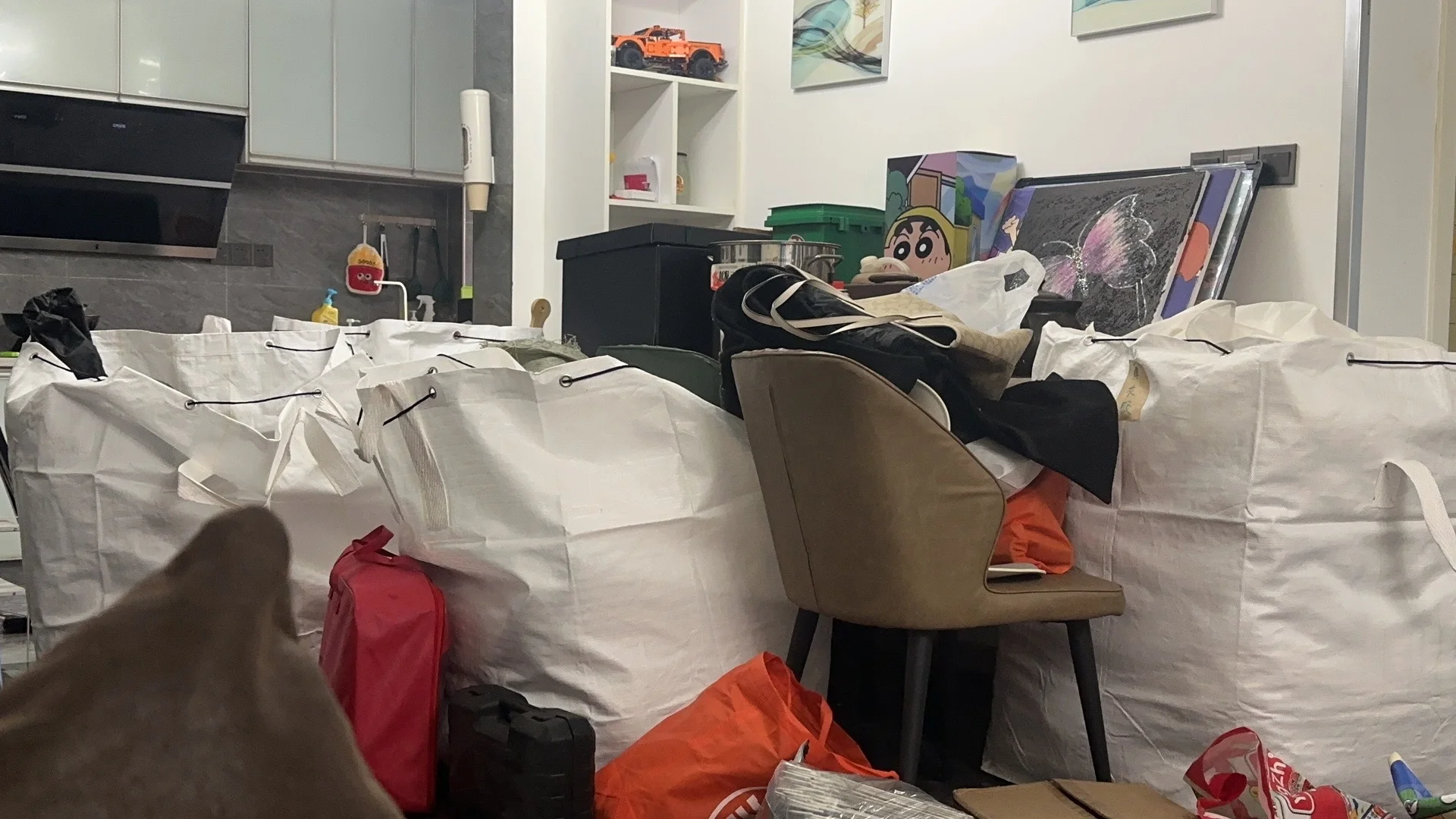 租的房被查封，一个搬家小女孩碎了