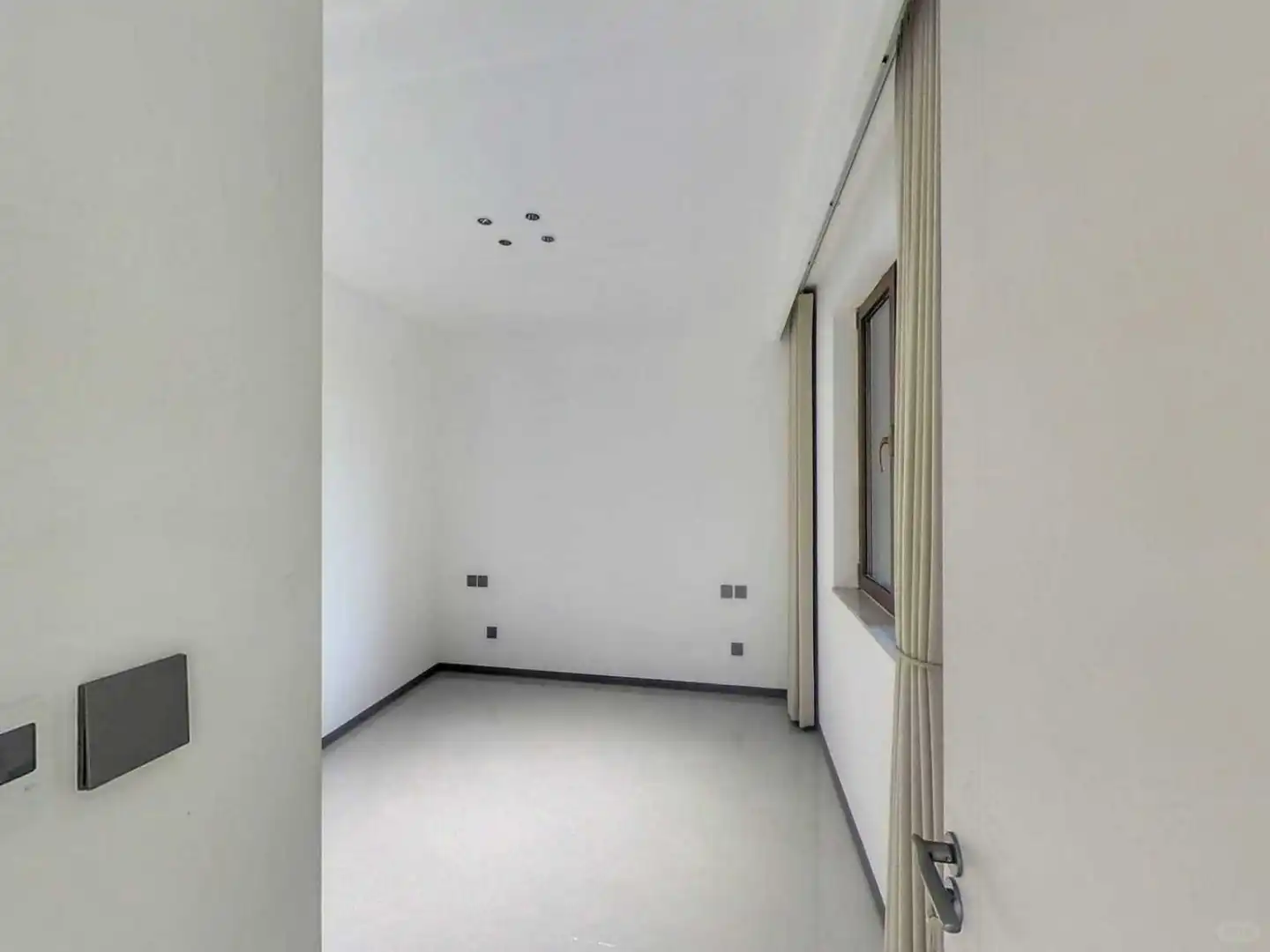 国赫天著4室211㎡精装！一口价245万