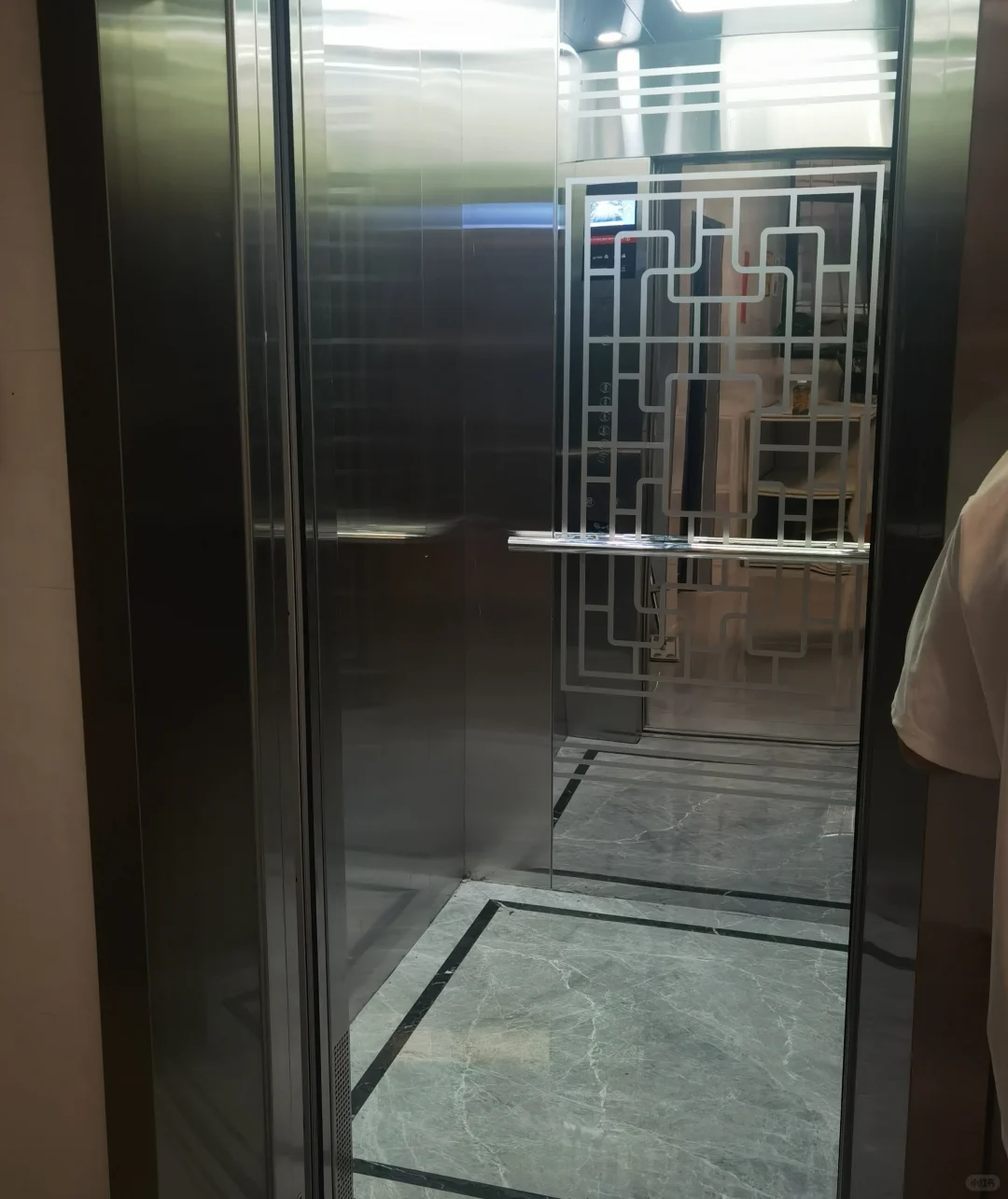 为什么租房中电梯房一定要比步梯房贵