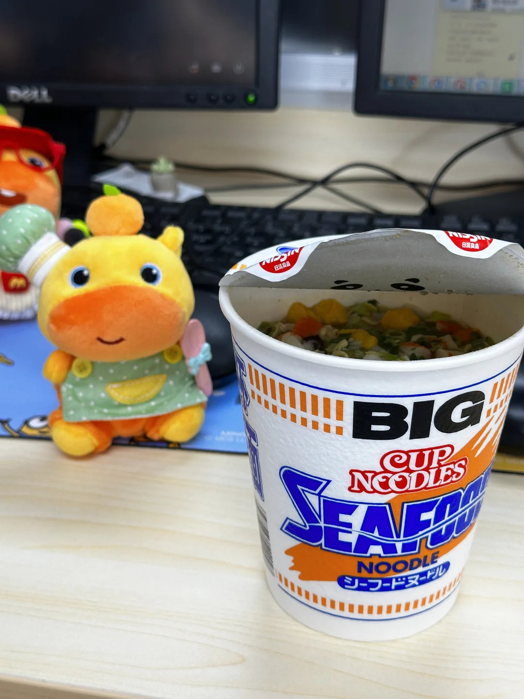 水豚噜噜陪我吃泡面加班啦