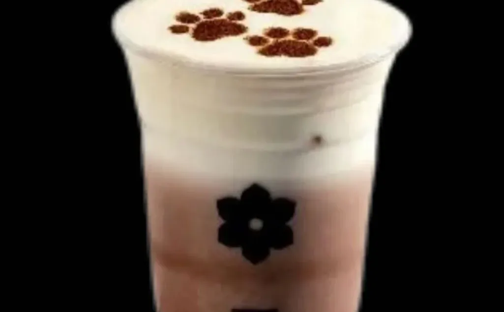 哈基米在奶盖上踩了个爪印。。。