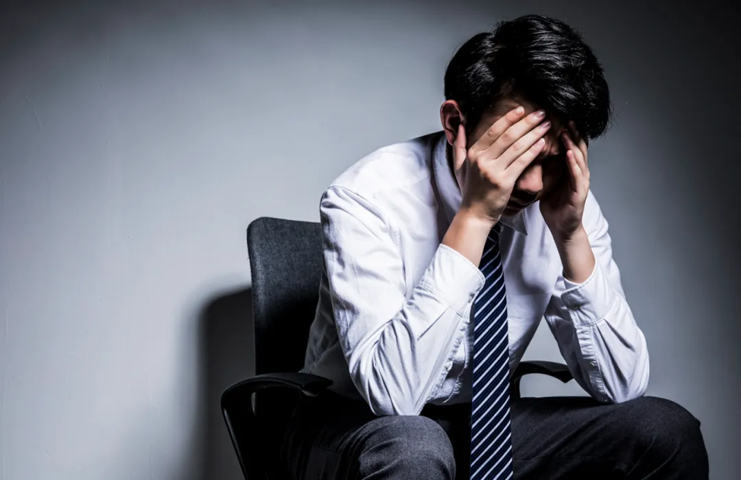 警惕!某券商员工天天盯屏幕致视力受损!