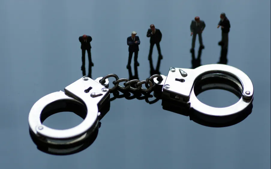 突发!某券商研究所所长猥亵女下属被拘!