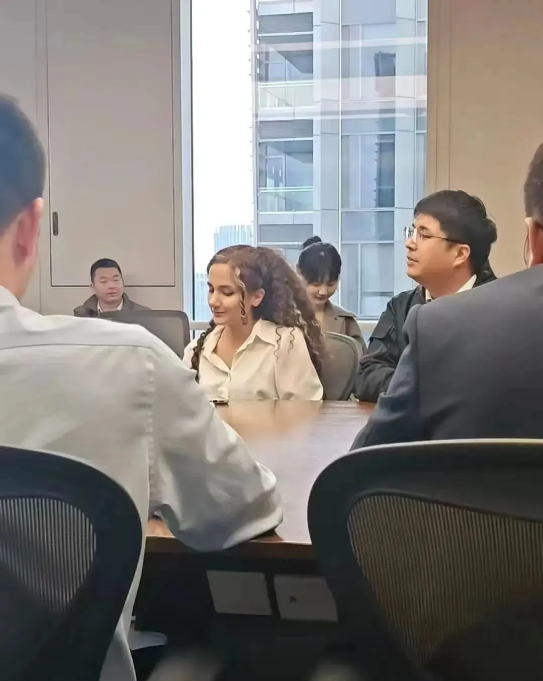 券商太卷了!陆家嘴某券商请了一个伊朗波斯美女路演,金发碧眼,可漂亮了!