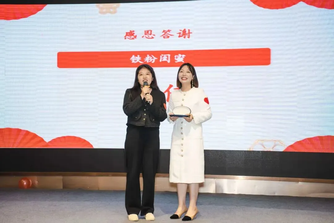 我是券商理财顾问,她是银行大堂经理——两个小透明的友谊,走了这么多年!