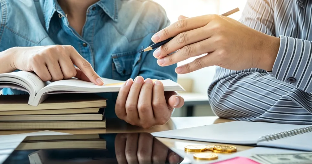 降薪32.32%,月入20万,这家券商扛起大旗