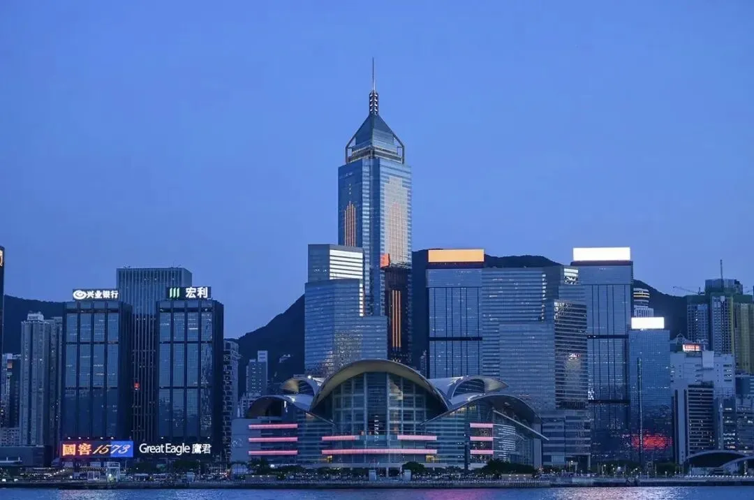 【财富进阶】券商被罚+港行新政收紧|香港银行卡还要不要办?附2026最新指南